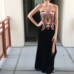 Gorgeous Black Velvet Evening Prom Dress David’s Bridal Size 8-10